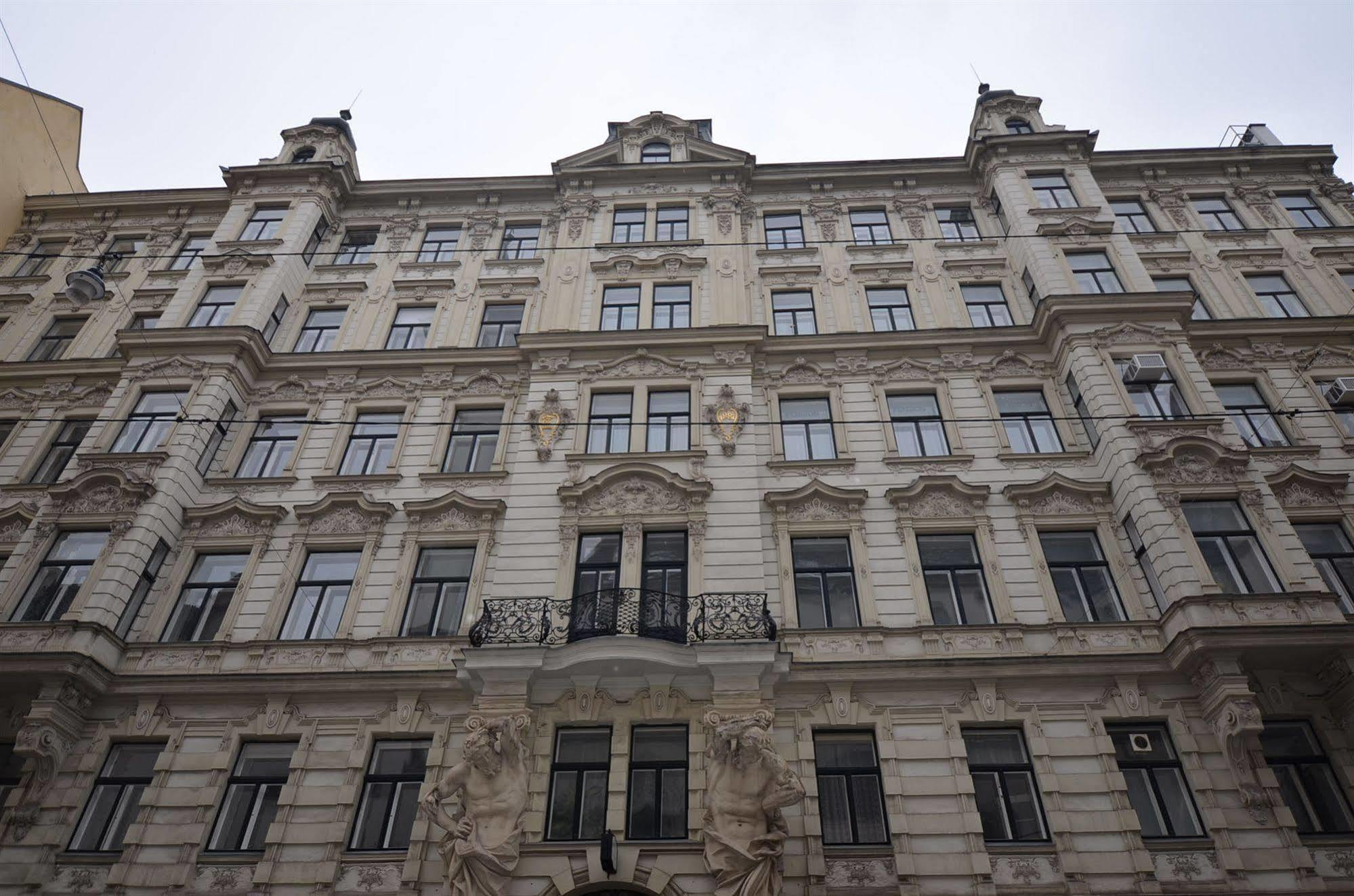 Hotel Pension Lumes - Self Check In Viena Exterior foto